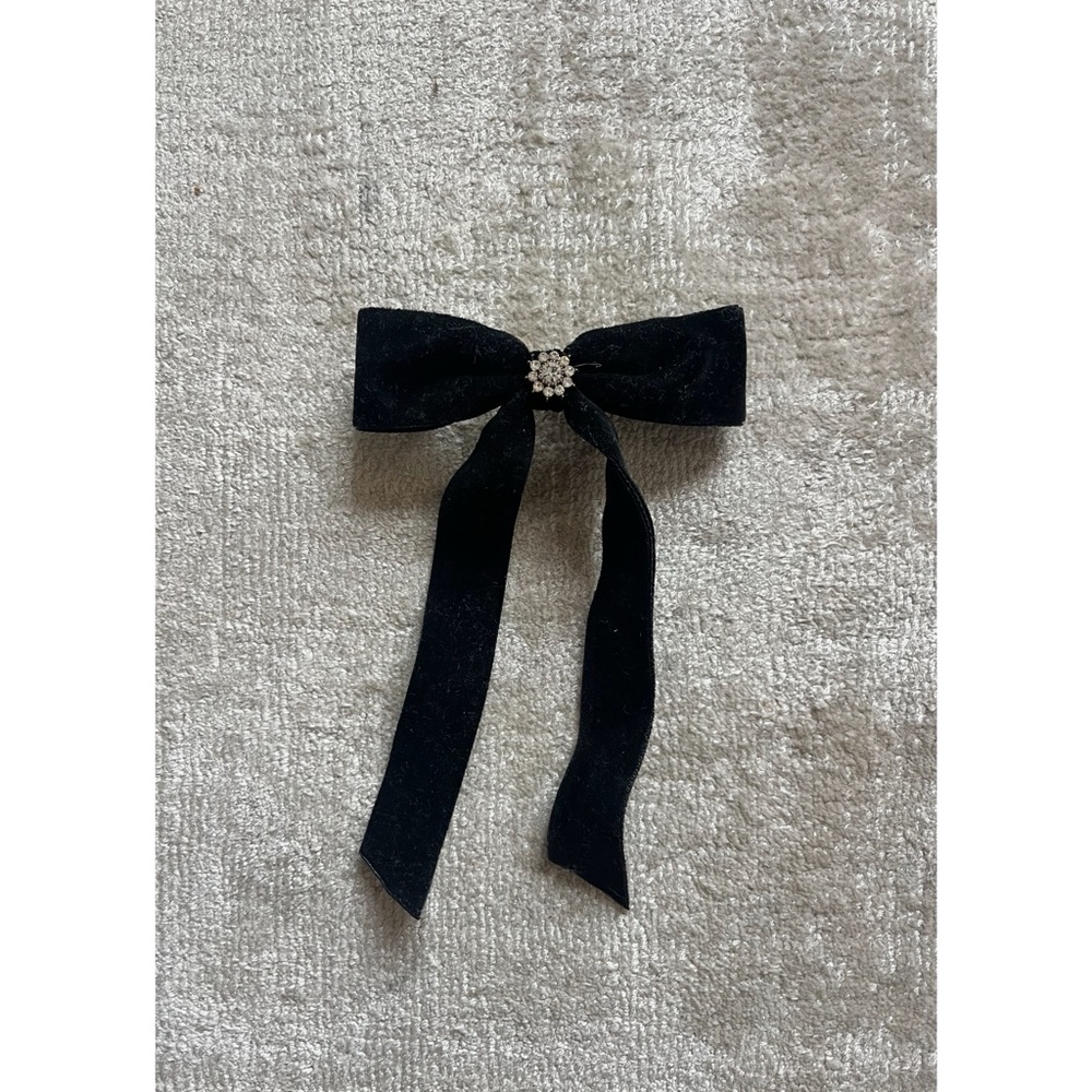 Emi Jay Iconic Velvet Bow Barrette in Noir